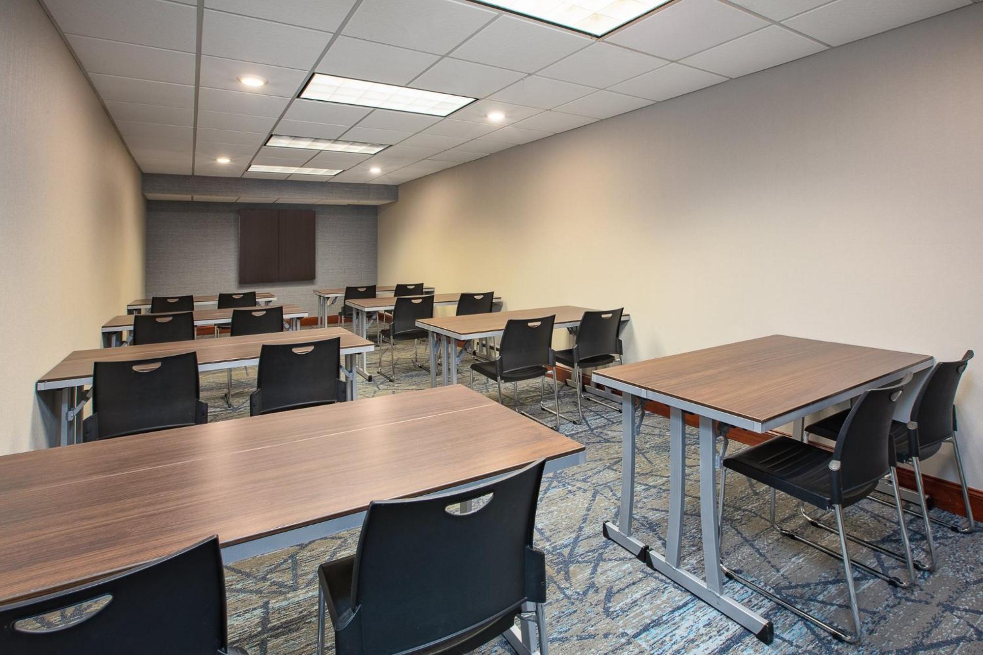Holiday Inn Express Hotel & Suites Grand Rapids-North By Ihg Walker Exterior foto